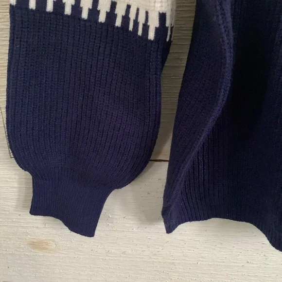 *NEW* Navy and White Women's Sweater. Size Large - Picture 5 of 11
